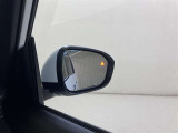 ウインカーミラーにはBSM(ブラインドスポットモニター)を搭載。隣を走る車両が死角に入るとLEDインジケーターを点灯。また、ウィンカーを出すとインジケーターも光って点滅!注意を促してくれます