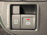 指先だけで簡単に操作が可能な電動パーキングブレーキを採用。「HOLD」スイッチを押すと、渋滞や信号待ちなどでブレーキペダルから足を離しても、ブレーキを保持するので安心です
