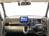 大きなガラスエリアと高めのアイポイントにより前方・左右の見切りが良く、狭い道や駐車も安心して行えます。広い室内空間で快適性も高く、日常使いからファミリー用途まで幅広く活躍する一台です。