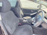 運転席まわりには十分なスペースがあり、大柄な方でもゆったり運転していただける環境です。