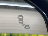 【ブラインドスポットインフォメーション】走行中、ドアミラーの死角になりやすい箇所に後続車が接近するとサイドミラー付近に警告を表示、ドライバーに注意喚起をしてくれます。