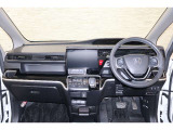 操作性に優れた運転席となります!小物入れや各ボタンの配置にこだわり、使いやすいです!座り心地もよく視認性も良好なのでロングドライブもお任せ下さい!
