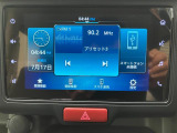 【ディスプレイオーディオ】 ラジオの視聴やBluetooth接続による音楽鑑賞やハンズフリー通話、バックアイカメラ表示などの多彩な機能が利用できます。