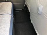 リヤシートも足元広々空間。