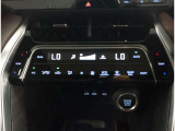 左右独立エアコンで運転席、助手席で温度設定が別々でできます。