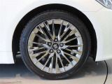 純正のアルミホイール装着車です。タイヤサイズは225/45R18です。