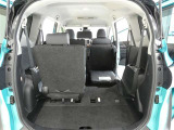 三列目シートは、折りたためますので大きなスペースが出来ちゃいます。キャンプ用品など大きな荷物もばっちり収納可能です♪