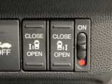 【両側パワースライドドア】両側がパワースライドドアになっており、運転席のスイッチやスマートキーでも開閉が可能です!開口部も広いので乗り降りも楽々♪