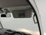 サンバイザーにバニティーミラー付き。車の中でも身だしなみ確認。