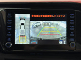 【パノラミックビューモニター】自車周辺をぐるりと俯瞰できるカメラで危険を察知。上空からの映像で自動車や障害物の位置が詳細に確認できるので、狭い駐車場でも安心して駐車できますね。