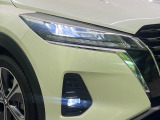【LEDヘッドライト】悪天候や夜間走行時も良好な視界を確保し安心して運転できる高輝度LEDヘッドライトを装備!点灯速度が早く、消費電力も抑えられています。