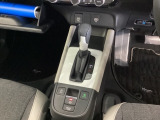 シンプルでとても使いやすいフロアシフトに、パーキングブレーキは、電子制御パーキングブレーキです。