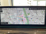 BMWのナビゲーションは操作性も良く、詳細な地図情報と交通状況を見やすく表示し、快適なドライビングをサポートしながら目的地までナビゲートします。