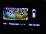 バックカメラの画像です。ガイドラインがスムースな車庫入れをサポートいたします。車庫入れの安心感がアップしますね。