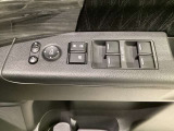 ハンドルの右側に電動格納付きパワーミラーの操作スイッチがついています。左右のサイドミラーの角度調節も微調整ができて便利です。パワーウインドウは運転席でドア4枚とも上下の操作ができるようになっています。