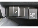 USBオーディオ用ソケットがついていますので携帯電話などを接続すれば音楽等の再生が可能です!充電用ソケットもございます!