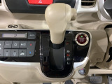 自然に手が届く距離に配置されたシフトレバー。