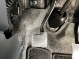 パーキングブレーキはフット式なので運転席と助手席の間はすっきり、移動も楽々です。さっと手が届く位置にATセレクトレバーやエアコンスイッチなどがあり操作性に優れています