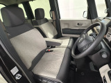 広い足元に肘掛けもついたゆったり座れるシートです。運転席と助手席の間が空いているため、助手席側への移動がスムーズです。交通量の多い道でも、助手席側から乗り降りができます。