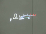 カラーヘッドアップディスプレイ付き。少ない視線移動で情報を確認できるので、運転の疲労軽減に繋がりますよ♪