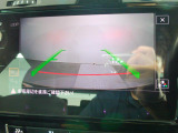 ギアをリバースに入れると車両後方の映像を映し出します。画面にはガイドラインが表示され、車庫入れや縦列駐車などの際に安全確認をサポートします。