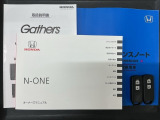 スマートキーは鍵をバッグに入れたままでもドアロックの開閉やエンジンのON・OFFができます。夜間や雨の日も鍵を探さなくて良いので便利です。