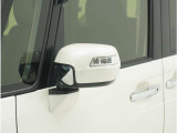 ◆ドアミラーウインカー◆ドアミラーにウインカーを装備しています。対向車に自身の進行方向を合図し安全に運転できます。