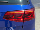 LEDテールランプ(ダイナミックターンインジケーター付き)特徴的な配光パターンによって後続車からの視認性が高まり、万一の追突の危険性を軽減します。