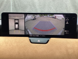 狭い場所での駐車やすれ違いなどでより的確な運転操作に役立つ360&deg;シースルービューモニターが装備されています。