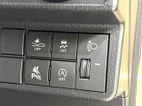 【アイドリングストップ】赤信号や渋滞で停車した際にエンジンを停止し、無駄な燃料の消費を抑えます。燃費向上や環境保護につなげる機能♪エンジンはブレーキを離せば再始動します。