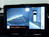 【全周囲モニター】車を上空から見下ろしたような映像をカーナビ画面に映し出し、車庫入れや縦列駐車をサポートしてくれます。