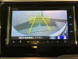 リバースギアに入れるだけで後方の表示へ切り替わります。夜間や雨の日の駐車も楽になりますよ。