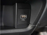 ◆USB接続端子◆スマホやiPodなどを接続して、いつもの音楽を車内でもお楽しみいただけます♪