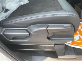 毎日過ごす運転席は要チェック。シートのへたり・擦れ、視界のイメージまで伝わる重要ポイント。