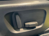 パワーシート 電動パワーシートですので運転中のシート調節も安全に行えます。微調整も可能ですのであなただけのドライビングポジションを実現します。