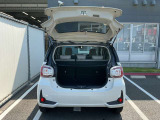 バックドアは大きく開きます。定員乗車時でも十分広いラゲッジスペースを確保しています。