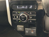 オートエアコンは温度を設定するだけで、自動で風量などを設定してくれます。運転しながら操作も必要ないので、安全性も向上します。