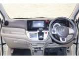 操作性に優れた運転席となります!小物入れや各ボタンの配置にこだわり、使いやすいです!座り心地もよく視認性も良好なのでロングドライブもお任せ下さい!