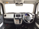 運転席は、大きな座面と包み込むような背もたれがドライバーの身体全体をしっかり支えます。上質なシート素材と座り心地のよいクッションを採用し、長時間の運転やコーナーの多い道も快適です