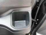 運転席側の手の届きやすい位置にもドリンクホルダーが付いています。