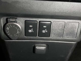 フロントシ-ト左右シ-トヒ-タ-付き車両です。