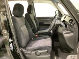 女性でも運転がしやすいように、シートの高さ調整機能(シートリフター)がついています。広い足元にゆったり座れるシートには肘掛も装備しており長距離の運転でも疲れにくいシートです。
