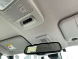 車両後方のカメラ映像を映し出し、車内の状況や、天候などに影響されずいつでもクリアな後方視界が得られるインテリジェントル-ムミラ-が装備されております。