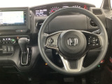 【ハンドル】運転にかかわる様々な操作を安全に行えるように視点移動が少なく操作性に配慮されたスイッチ類が凝縮されたコックピットです。