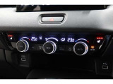 運転席と助手席の温度設定の変更が可能な左右独立タイプのデュアルエアコンです♪♪♪暑がりな人・寒がりな人も誰もが車内を快適にお過ごしいただけます♪♪♪