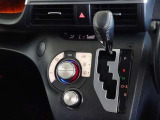 車内を快適に、オートエアコンを装備しています。
