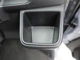 カップホルダーは運転席や助手席からちょうど手の届く位置です!!