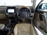ウッド調と革巻きステアリングで快適な操作性の運転席です。
