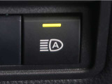オートマチックハイビームとは、先行車や対向車のライトを認識し、ハイビームとロービームを自動で切り替える機能です。夜道の視界を確保します。詳細は販売店スタッフまでお尋ね下さい。