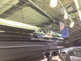【ドラレコ・後方カメラ】届きにくい後方の視界を映像でカバーし、トラブルの抑止力にもなります。万が一の際、状況を正確に証明できる安心感が、毎日のドライブに落ち着きと確かなゆとりを添えてくれます。